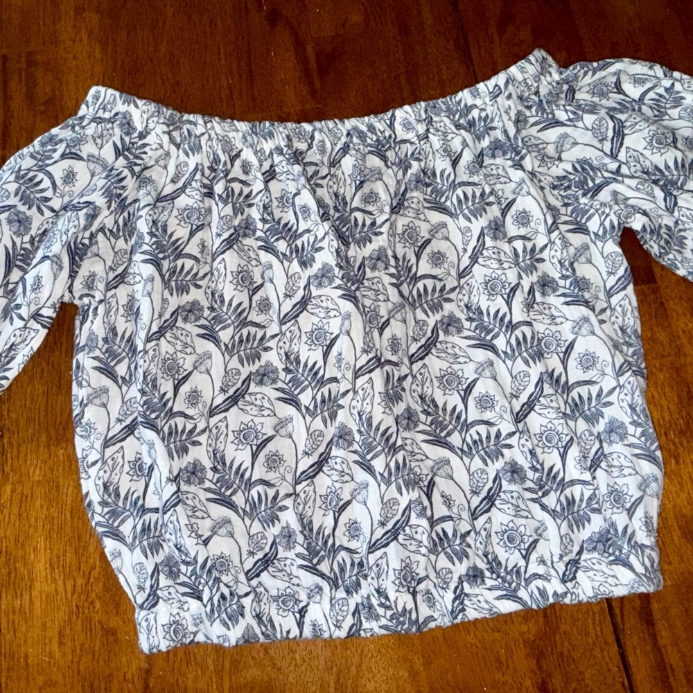 Cupcake and cashmere sz medium, black and white off the shoulder 100% cotton Top